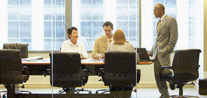 董事會議室：設施齊全的大型董事會議室，空間可容納 8 到 12 人