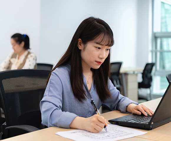 The difference between a dedicated desk and a hot desk