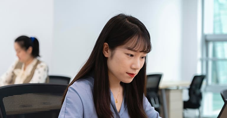 The difference between a dedicated desk and a hot desk