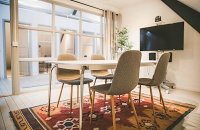 Loarp Gårdkontoret, Loarp Gård 127, bottenvåningen och andra våningen, 127
