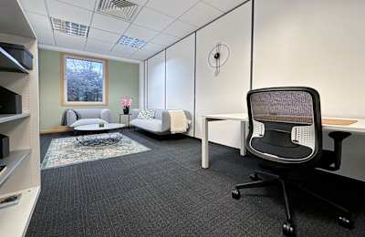 450 Bath Road, Longford, Heathrow Airport, UB7 0EB