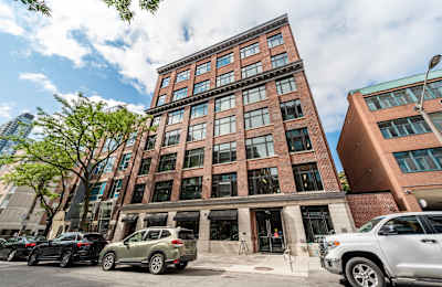 180 John Street, Old Toronto, M5T 1X5