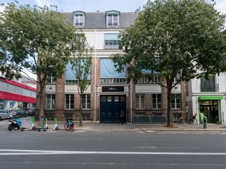 Building at 64 Avenue Parmentier in Paris 1