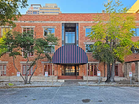 Building at 454 Soledad St in San Antonio