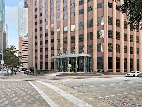 Building at 1415 Louisiana St in Houston