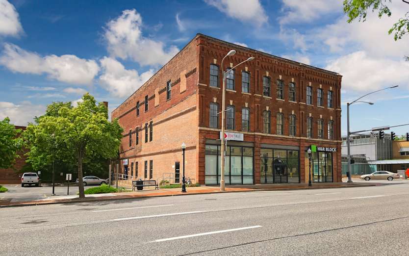 332 N Harrison St, 52801